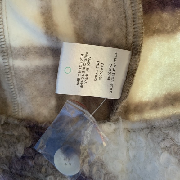 RD Style brand NWT. Shacket, size S crop style. Cream, purple and taupe. - Picture 5 of 5